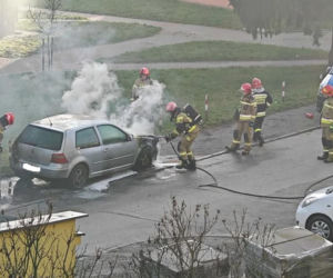 Ktoś w środku dnia podpalił auto na ulicy Górnej w Starachowicach