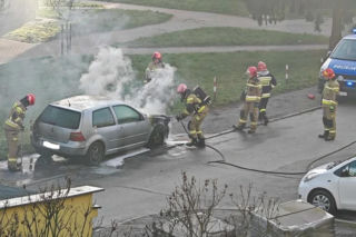 Ktoś w środku dnia podpalił auto na ulicy Górnej w Starachowicach