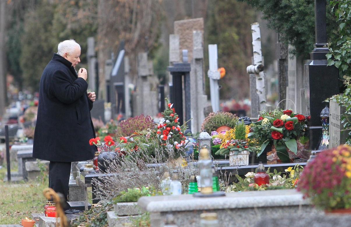 Kaczyński pojechał w święta na cmentarz