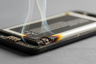 Telefon ewakuował uczniów w Skawinie. Jak zwykła bateria mogła doprowadzić do zagrożenia?