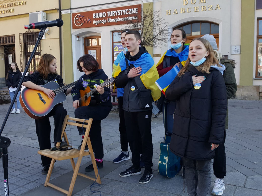 Młodzi ludzie - solidarni z walczącą Ukrainą 
