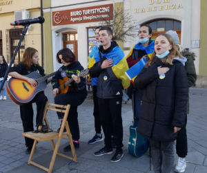 Młodzi ludzie - solidarni z walczącą Ukrainą 