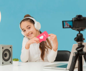 Twoje dziecko ogląda influencerów? Sprawdź, jak uczyć je rozpoznawać ukryte reklamy w internecie