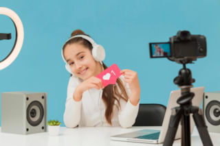 Twoje dziecko ogląda influencerów? Sprawdź, jak uczyć je rozpoznawać ukryte reklamy w internecie