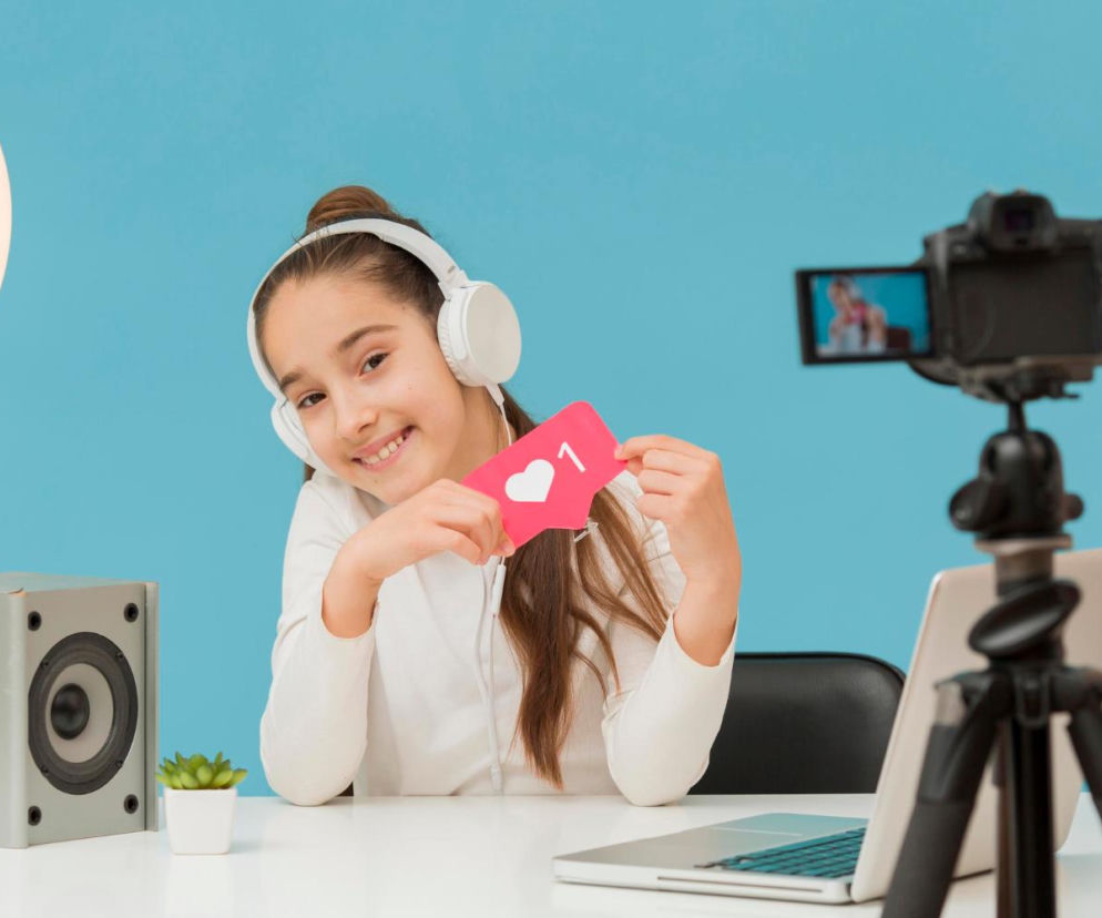 Dziewczynka influencerka nagrywająca film przed aparatem. O rozpoznawaniu reklam w internecie przeczytasz na SE.
