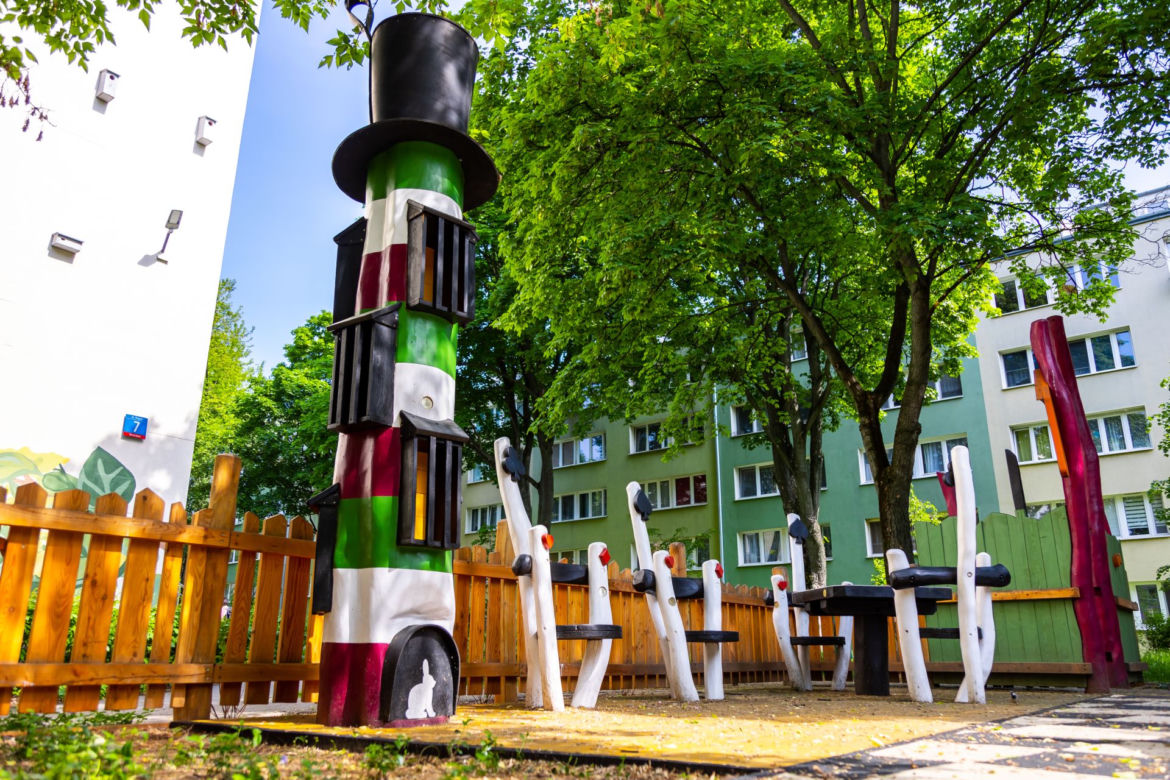 Plac zabaw inspirowany Alicją w krainie czarów