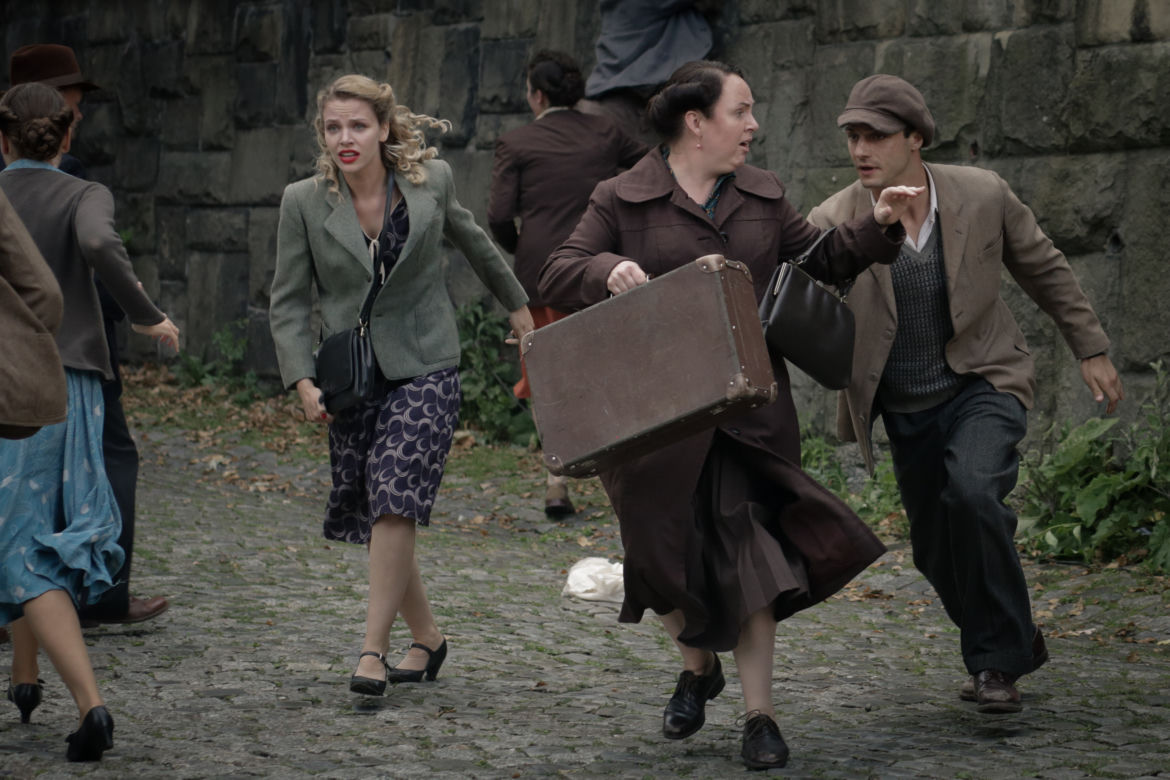 Wojenne dziewczyny 5 sezon odc. 53. Ewka (Vanessa Aleksander), Sońka (Mateusz Rzeźniczak), Bronia (Magdalena Smalara)