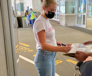 Lili Reinhart na lotnisku w Vancouver