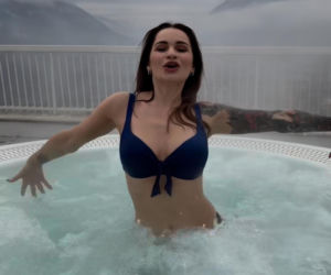 Ewelina Lisowska podgrzewa się w jacuzzi