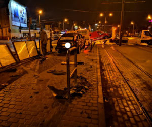 Wypadek w centrum Bydgoszczy! Osobówka wbiła się przystanek tramwajowy [ZDJĘCIA]