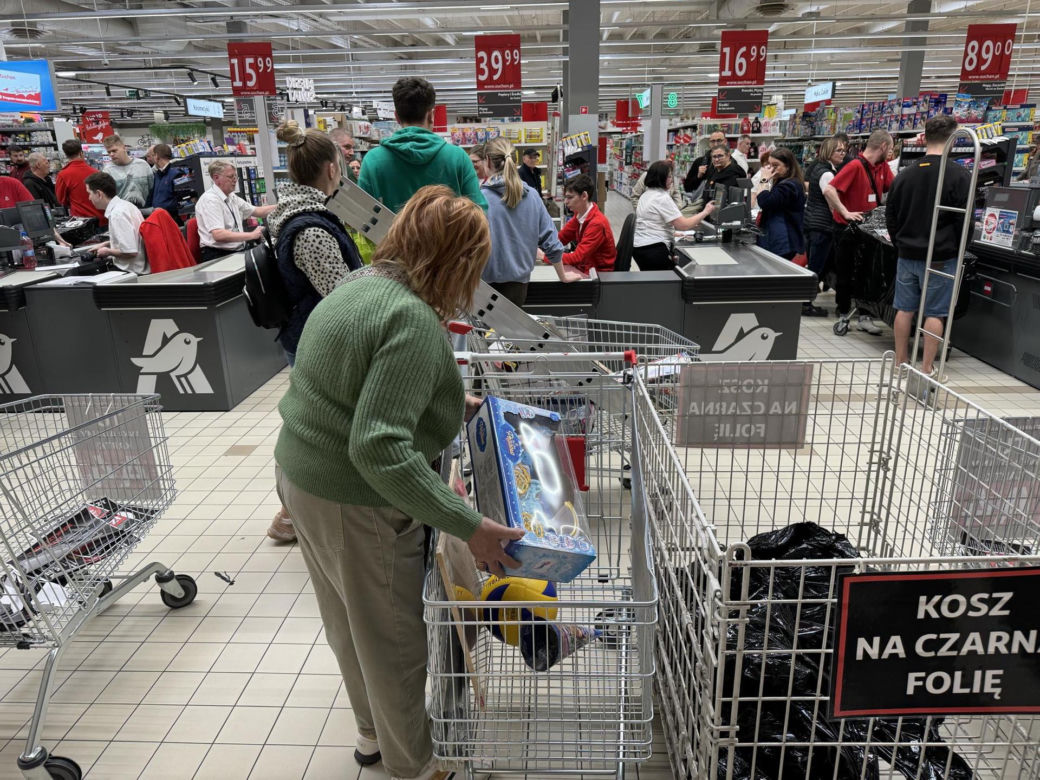 Tajemnicze wózki w Auchan! Klienci kupują „kota w worku”. Co jest w środku?