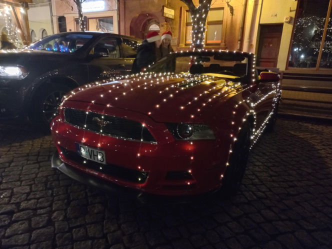 Świąteczny Zlot Amerykańskich Samochodów na Rynku w Lesznie