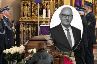 Tłumy na pogrzebie burmistrza. Grób zasypany kwiatami