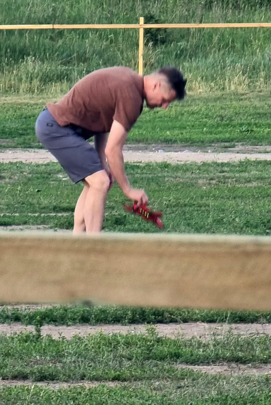 Marcin Mroczek bawi się samolotem