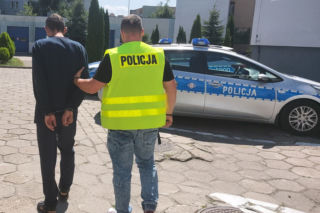 Brat chciał uderzyć go krzesłem, odwrócił się i dźgnął go nożem