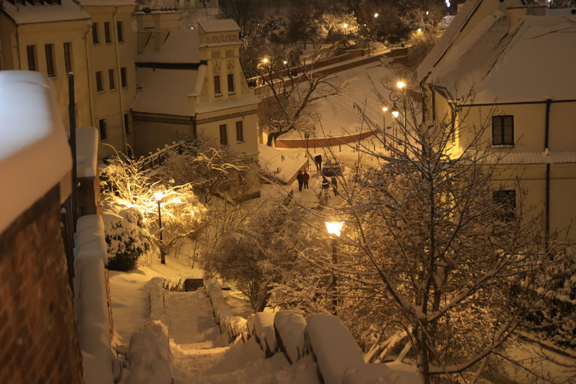Śnieżny Lublin wieczorową porą