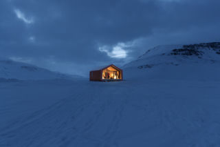 Salon, łazienka i pokoje techniczne. Trudno uwierzyć, że na zewnątrz jest nawet minus 50 stopni. Domek dla klimatologów na Grenlandii