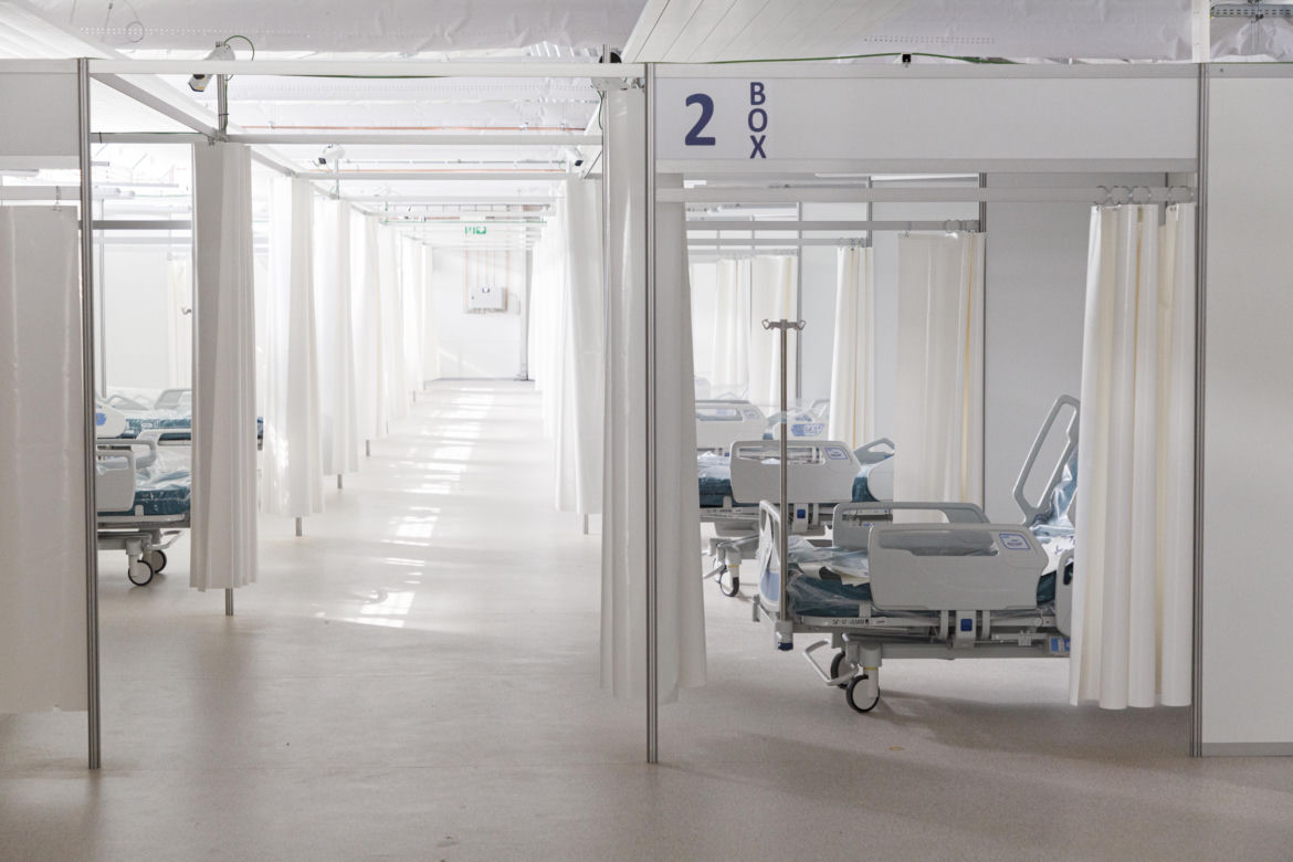 Szpital tymczasowy we Wrocławiu zaczyna przyjmować pierwszych pacjentów
