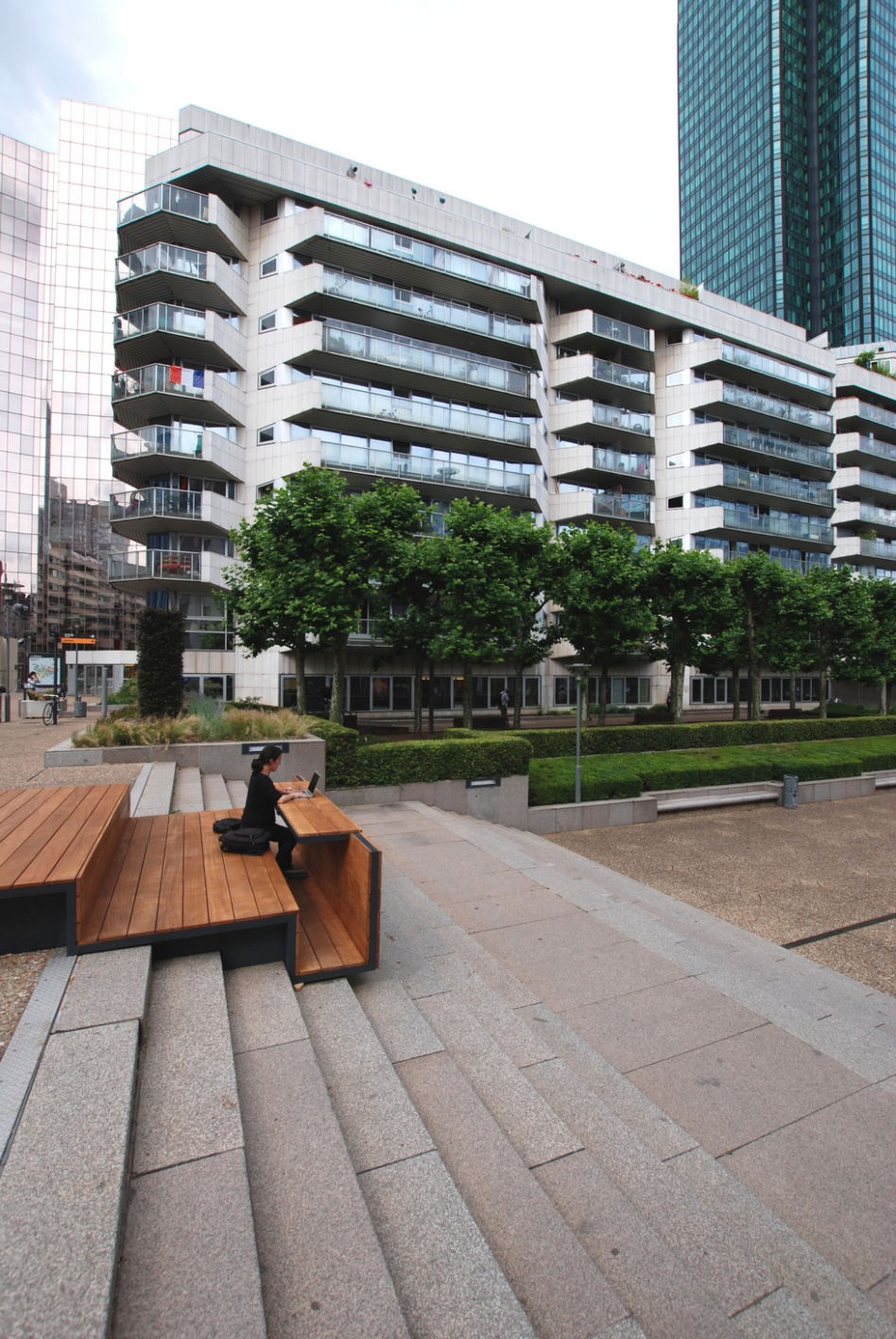 Meble miejskie w paryskiej La Défense