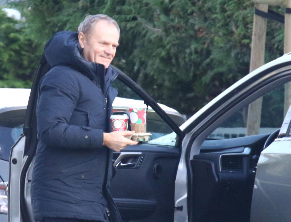 Donald Tusk w mroźną niedzielę pojechał po kawę