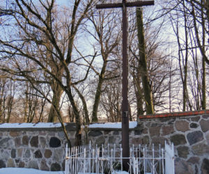 To jedno z najmniejszych miast w województwie łódzkim. Mieszka w nim mniej osób niż na wsiach