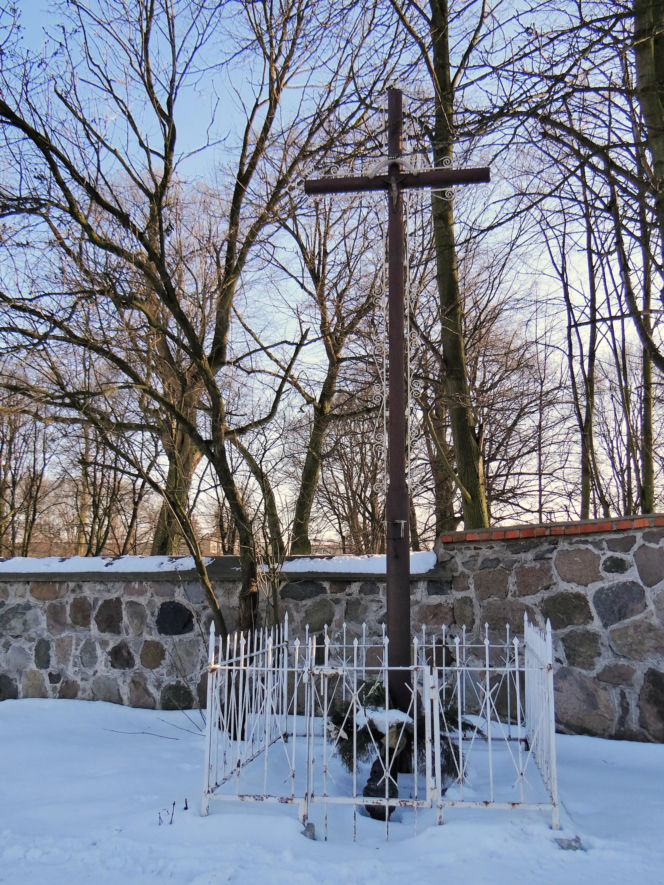 To jedno z najmniejszych miast w województwie łódzkim. Mieszka w nim mniej osób niż na wsiach