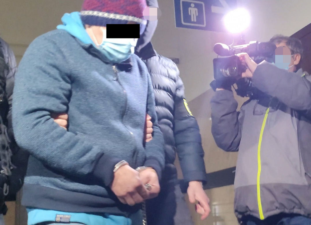 Doprowadzenie podejrzanego o zabójstwo matki i córki