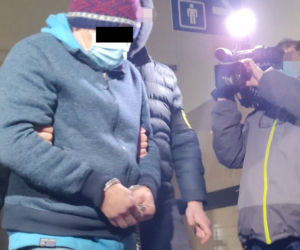 Doprowadzenie podejrzanego o zabójstwo matki i córki