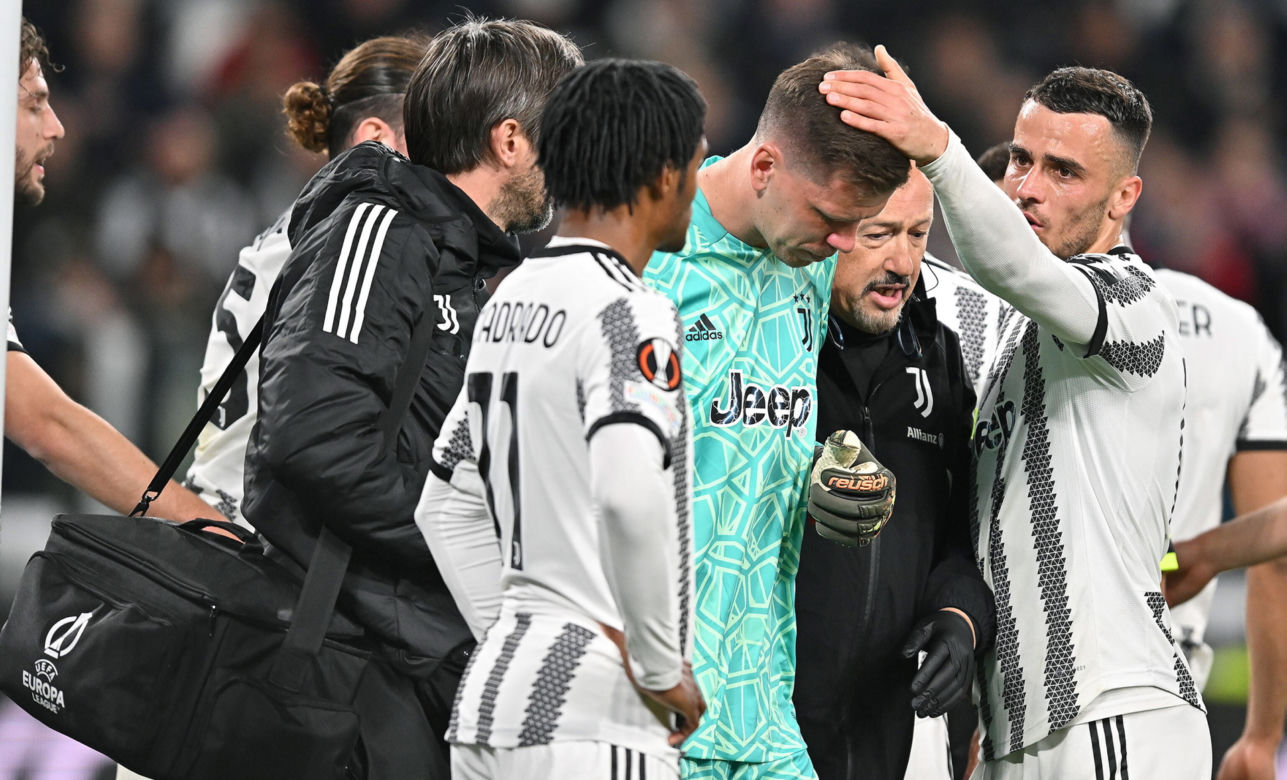 Wojciech Szczęsny złapał się za klatkę piersiową w trakcie meczu. Opuścił boisko ze łzami w oczach! Tajemniczy problem