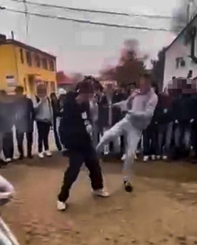 Uczniowie urządzili sobie „ustawkę” pod szkołą! Bójka na oczach tłumu. Nagrania trafiły do sieci