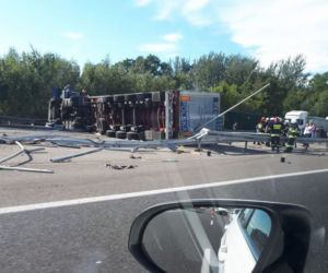 Poważny wypadek na A4 Katowice - Kraków. Przewróciła się ciężarówka