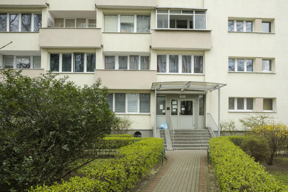 Strażacy włamali się mu do mieszkania. "Zastałem ziąb i wyłamane okno"