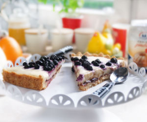 TARTA Z KONFITURĄ WINOGRONOWĄ, BUDYNIEM I JAGODAMI 