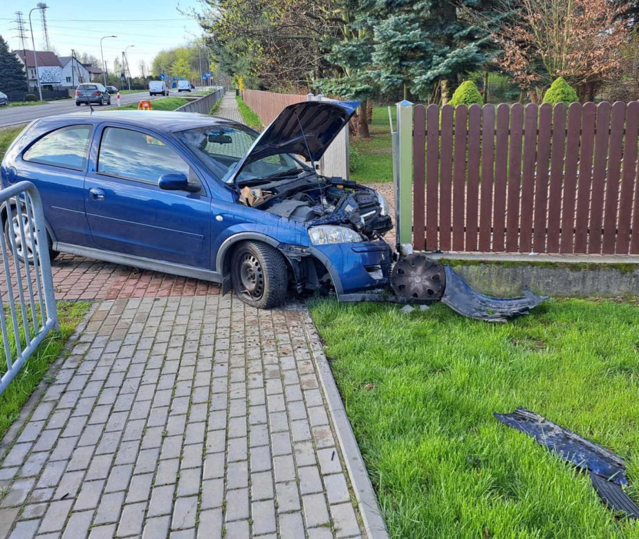 Łęg Tarnowski. Opel wypadł z jezdni i uderzył w betonowe ogrodzenie