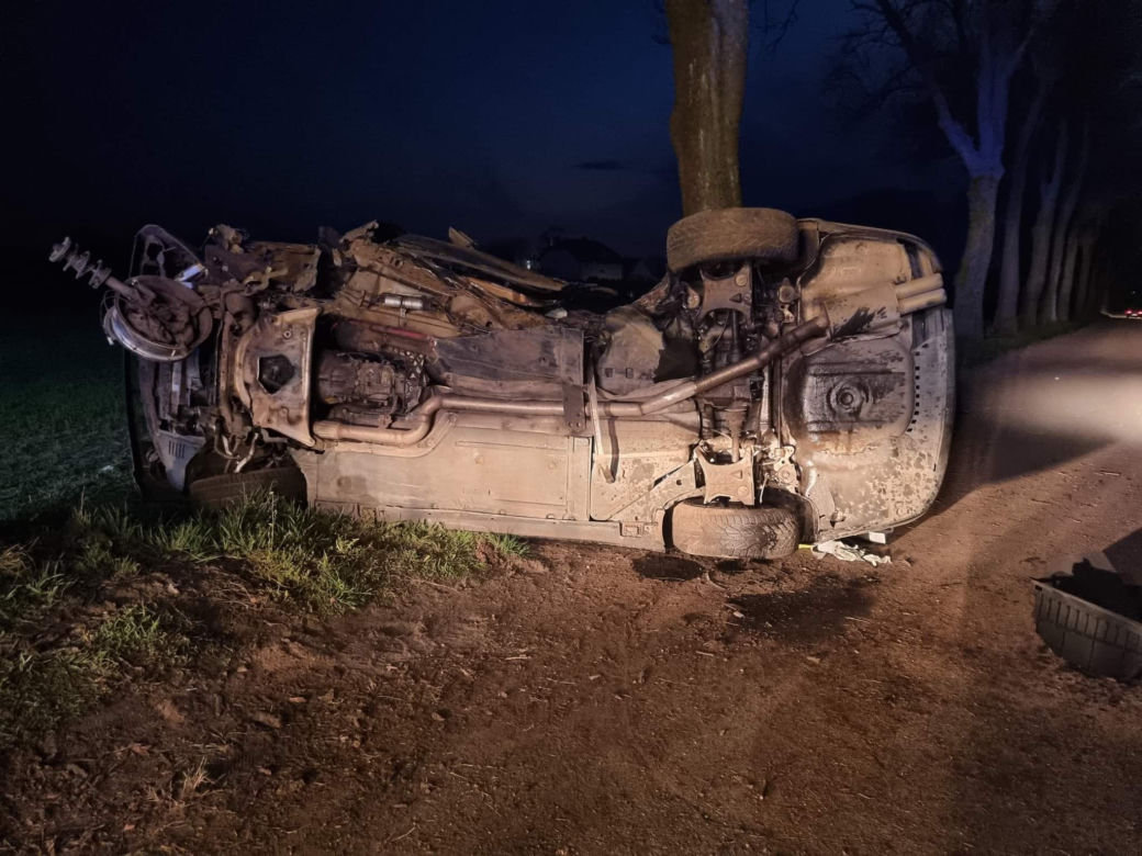 Makabryczna śmierć pod Płockiem! BMW roztrzaskało się o drzewo [ZDJĘCIA]