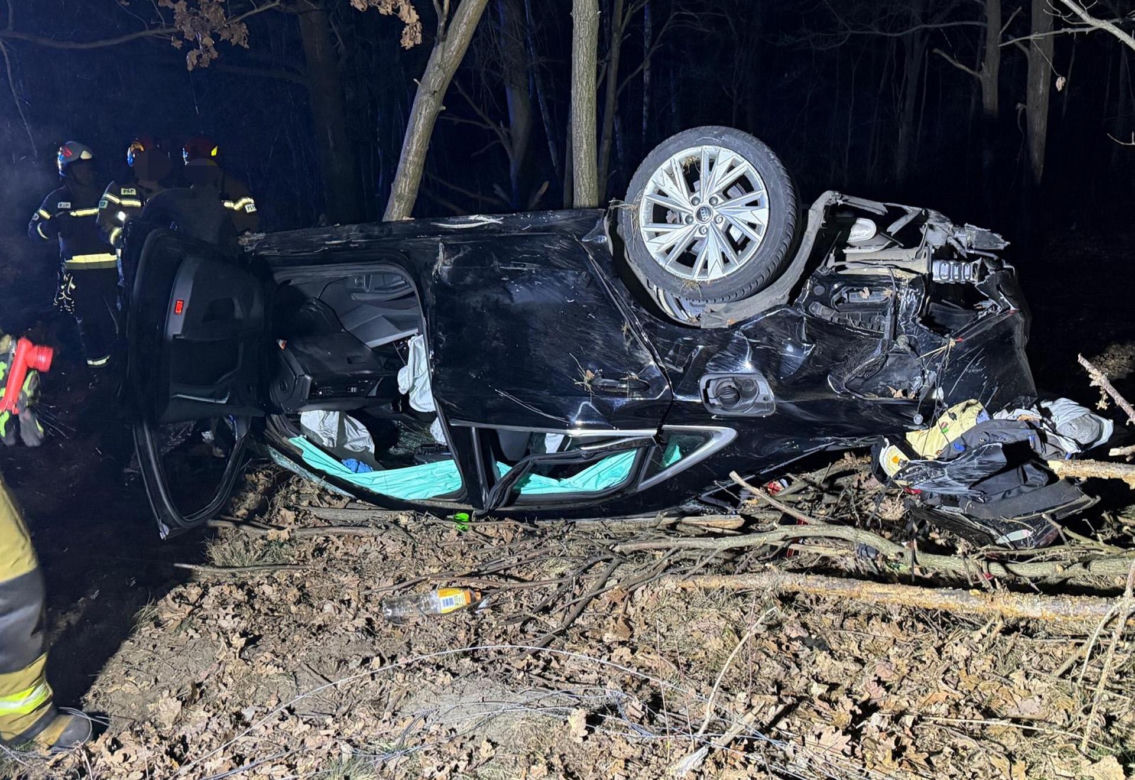 24-latek dachował Audi aż wypadł silnik! Przez cztery powiaty uciekał przed policją