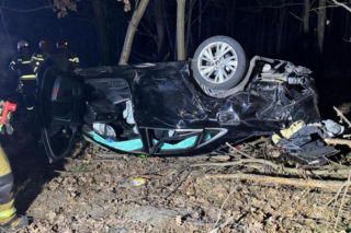 24-latek dachował Audi aż wypadł silnik! Przez cztery powiaty uciekał przed policją