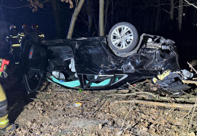 24-latek dachował Audi aż wypadł silnik! Przez cztery powiaty uciekał przed policją