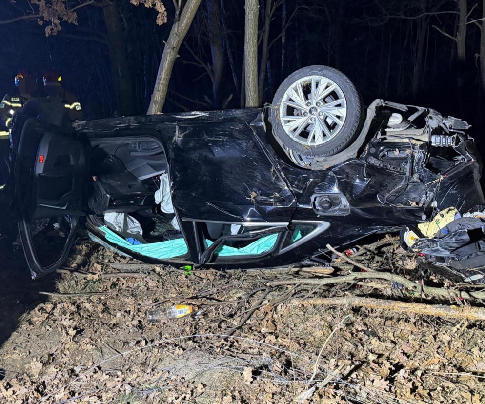 Nocny pościg za Audi przez cztery powiaty. 24-latek rozbił auto z taką siłą, że wyrwało z niego silnik
