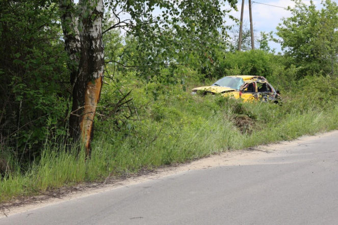 Ford wypadł z drogi i uderzył w drzewo. Kierowca miał 4 promile