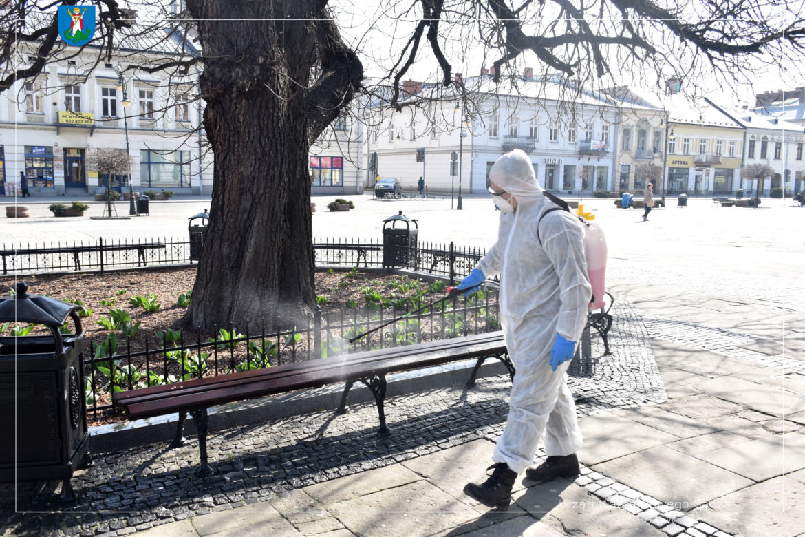 Białe kombinezony i Virkon. Tak w Nowym Sączu walczą z epidemią koronawirusa! 