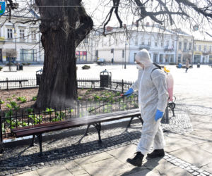 Białe kombinezony i Virkon. Tak w Nowym Sączu walczą z epidemią koronawirusa! 