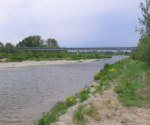 Most w Ostrowie - mieszkańcy łamią zakaz i przekraczają przeprawę