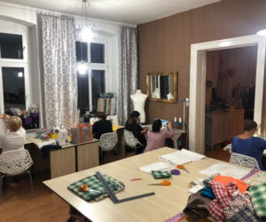 Bytom: Dają życie starym ubraniom i przerabiają je... na materiałowe torby, które zastąpią foliówki