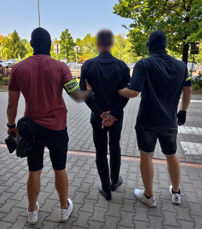 Podłożył ładunek w baku paliwa swojego auta