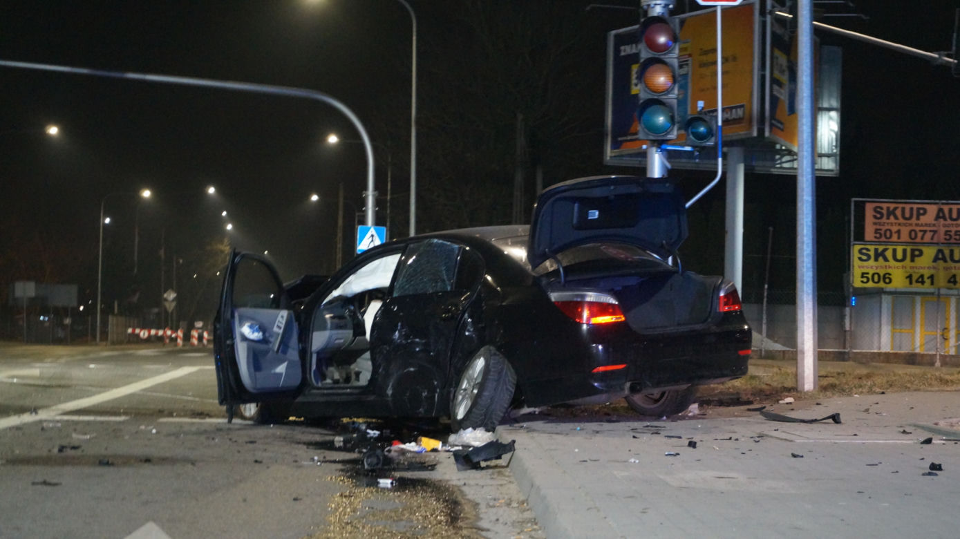 Potworne zderzenie toyoty z BMW w Piasecznie. Pogotowie zabrało rannego