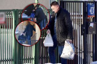 Kaczyński został sam w domu brata ciotecznego, ale głód mu nie straszny! Dostawa jedzenia i wypełniona siata z Biedronki 