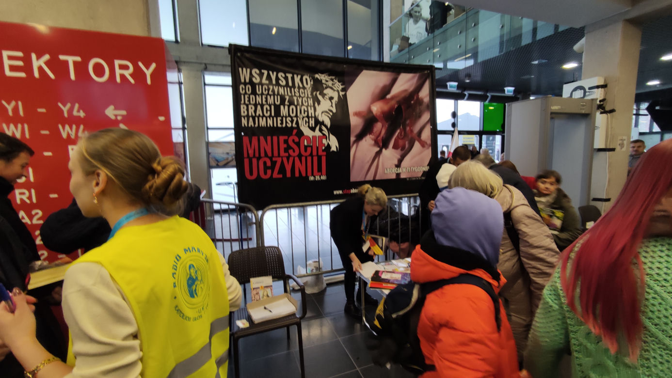 31. urodziny Radia Maryja. Tłumy wiernych w toruńskiej hali sportowej czeka na ojca Rydzyka