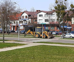 Z Alei Piłsudskiego w Łomży znikają żółte barierki. Dlaczego?