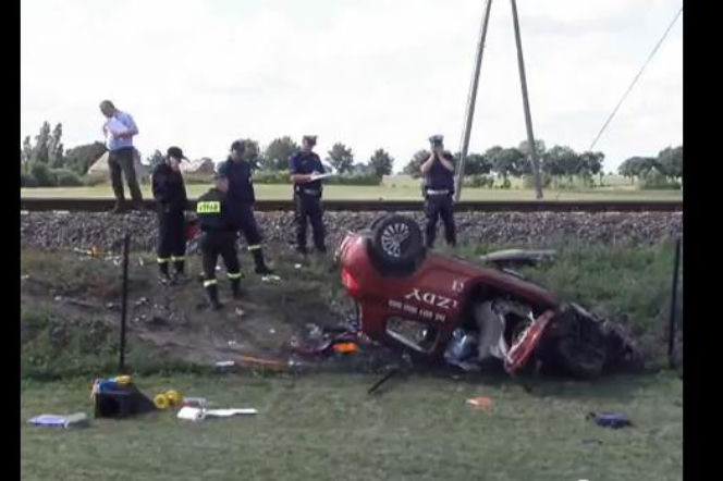 TWIERDZIŃ: Samochód nauki jazdy wjechał pod pociąg. ZGINĘŁA 18-letnia KURSANTKA